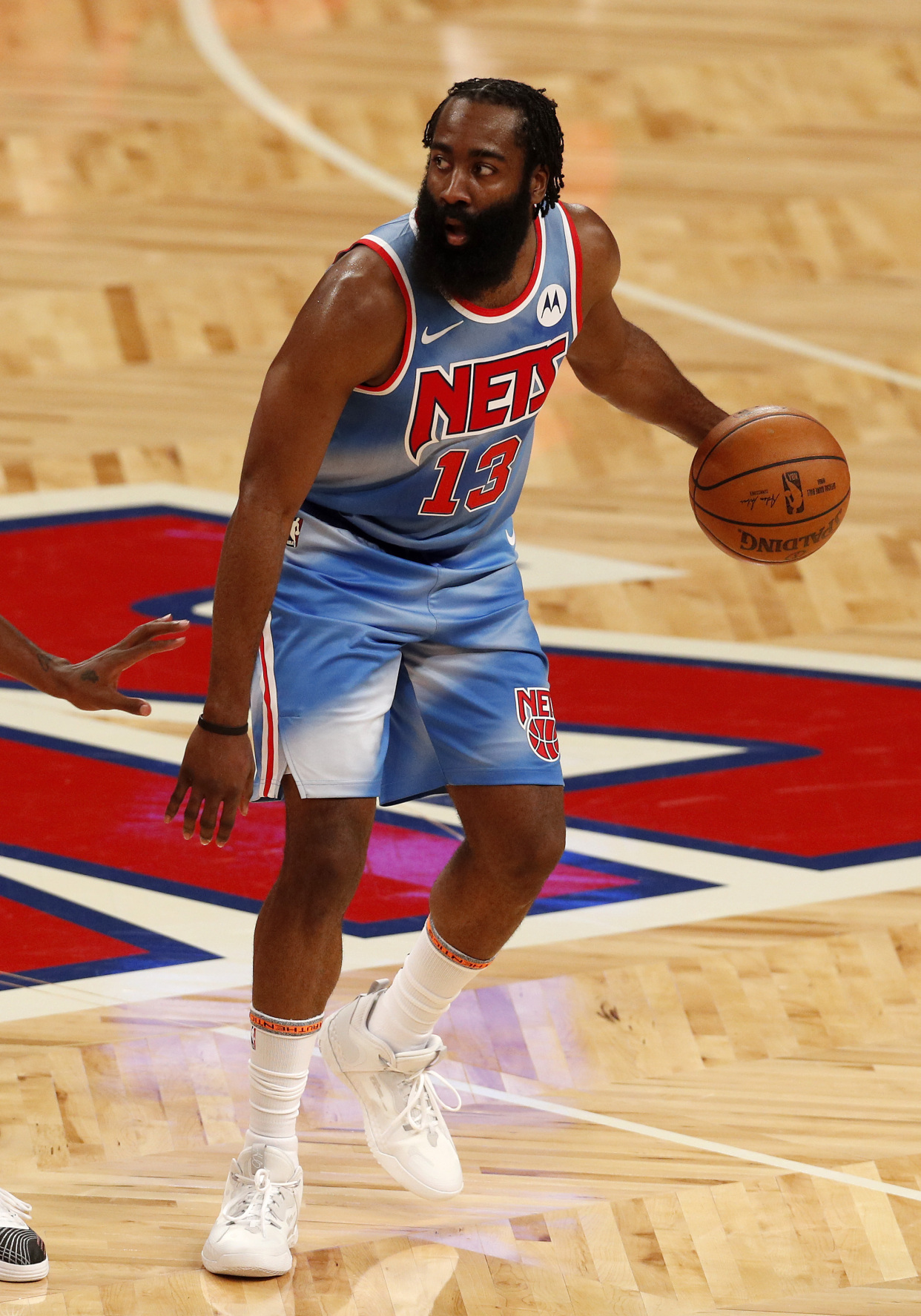 哈登在巴塞罗那比赛中出色防守，关键助攻引发热议！的简单介绍